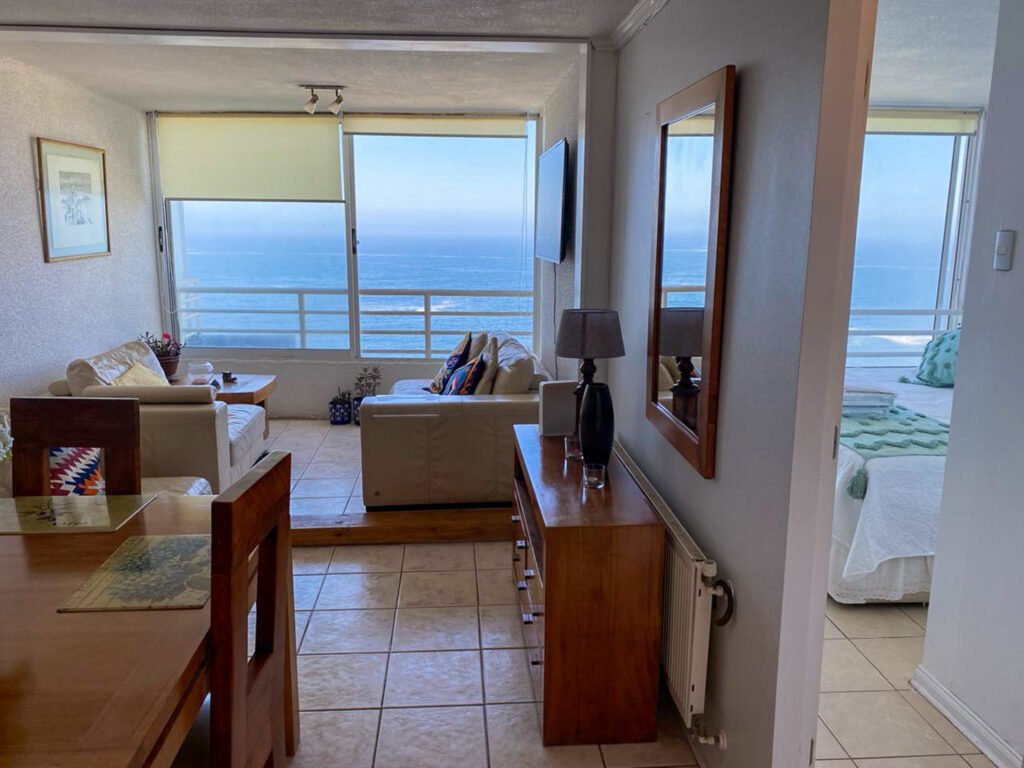 Vista interior del departamento con vista al oceano pacifico-cochoa Arriendo en Cochoa con vista al océano pacífico